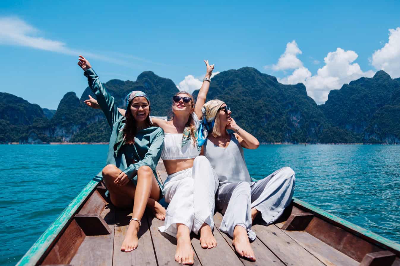 three-woman-tourists